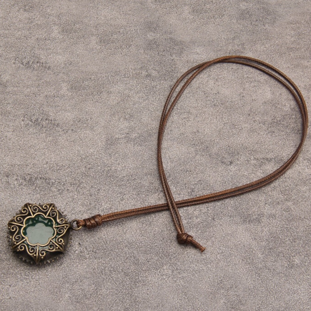 NEW| Women’s Elegant Green Round Faux Leather Retro Pendant Necklace - Picture 3 of 6